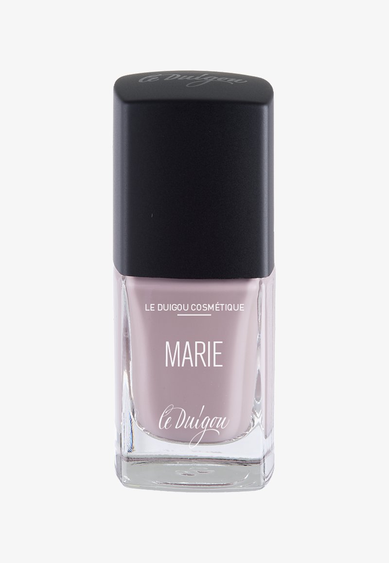 Nagellackflasche mit quadratischem Boden, klarem Glas und einem mattschwarzen Deckel. Die Farbe ist zartes Mauve mit weißem Textbranding auf der Vorderseite.