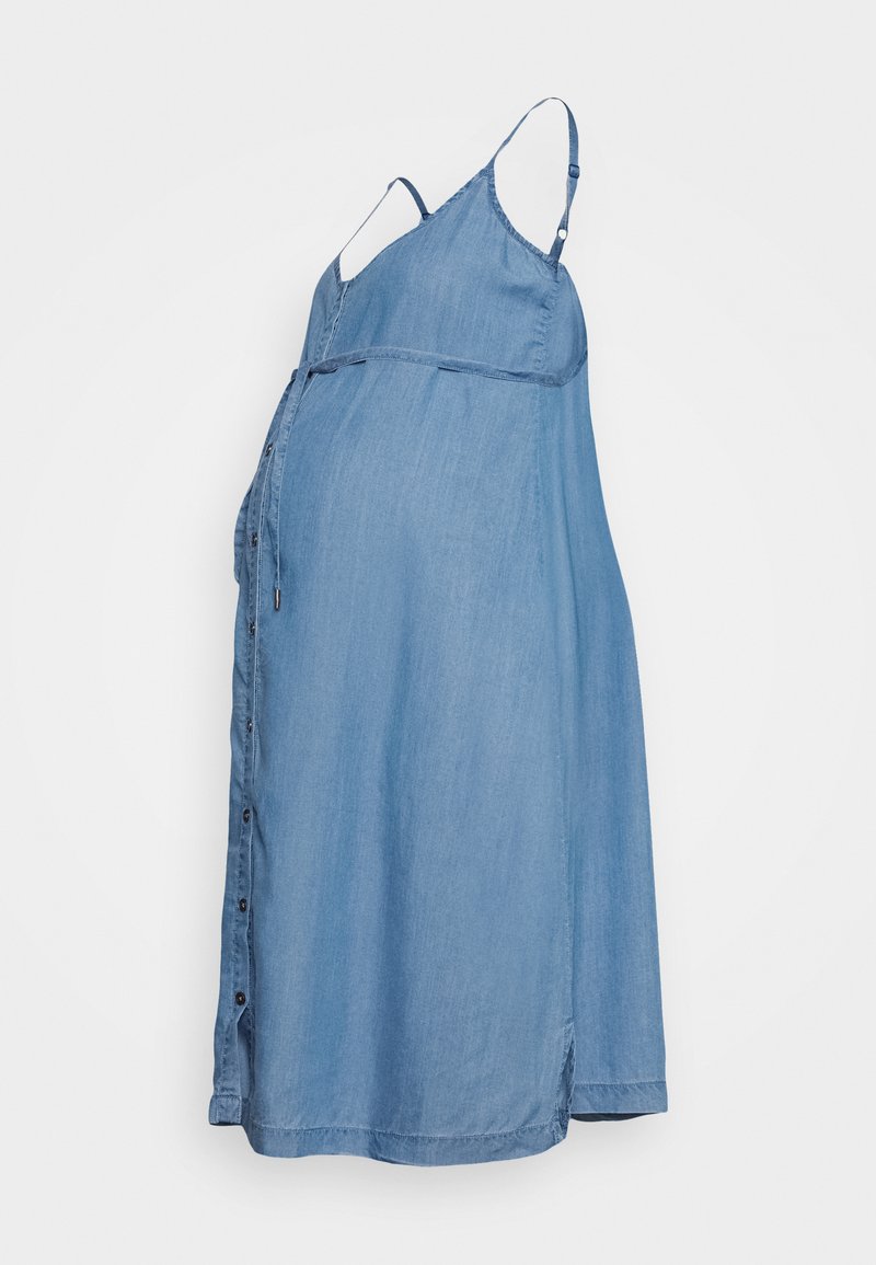 Vestido de maternidade em denim com alças finas, corpete ajustado e saia rodada. Apresenta botões na frente e uma cor azul clara.