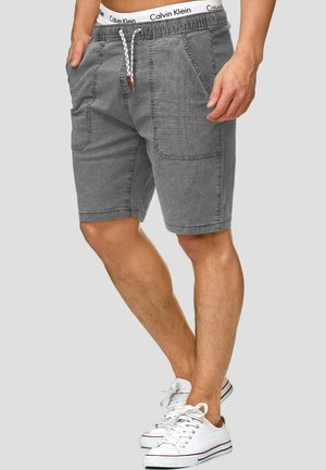 Sive pamučne kratke hlače s elastičnom trakom i vezicom, s dva prednja džepa i ležernim krojem. Detaljno prikazana Calvin Klein logotip traka.