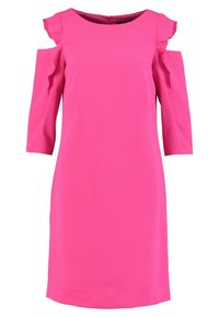 Robe fuchsia à épaules dénudées avec manches trois-quarts, en tissu lisse. Le design présente de subtils accents de volants aux épaules.