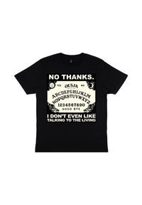Czarny bawełniany t-shirt z białym graficznym nadrukiem przedstawiającym wzór tablicy Ouija, z tekstem "NIE DZIĘKUJĘ" oraz innymi frazami w prostokątnym układzie.