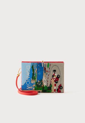 Pochette rectangulaire avec broderie d’un paysage urbain de Monaco et d’une voiture de course, avec de l’eau bleue, de la verdure et une sangle rouge avec des ferrures dorées.