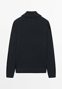 Maglione nero a coste con maniche lunghe e collo, polsini e orlo a coste, visto da dietro su sfondo bianco.