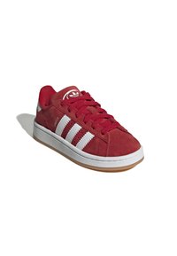 Sneaker rossa in suede con tre strisce bianche e suola in gomma bianca. Presenta una punta arrotondata e un collare imbottito per il comfort.