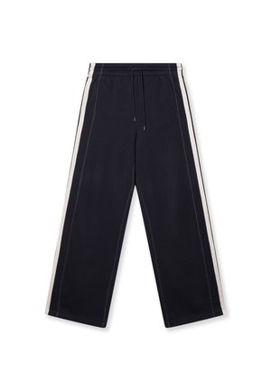 Pantaloni neri a gamba larga con finitura testurizzata, caratterizzati da strisce laterali bianche, vita elastica con lacci e due tasche frontali.