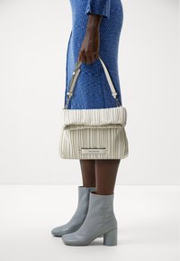 KARL LAGERFELD K/KUSHION FOLDED TOTE - Borsa a mano - off white
