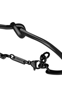 Pulsera de acero negro con diseño de nudo, textura suave y acentos de eslabones de cadena, con una etiqueta grabada "BREIL".