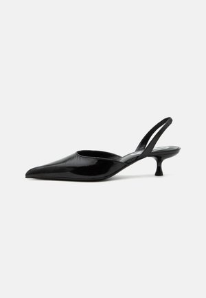 Sort laklæder slingback kitten heel sko med spids tå og lav buet hæl på ensartet lys baggrund.