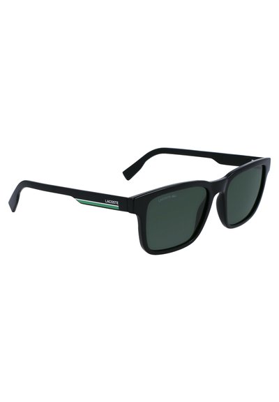Lunettes de soleil en plastique noir avec des verres rectangulaires teintés de vert. Présente le logo Lacoste sur les branches, accentué par une bande verte et blanche.