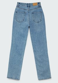 Světle modré džíny z denimu se střihovým střihem, designem s pěti kapsami a umělou koženou nášivkou na zadním pasu. Celkově opraná textura.