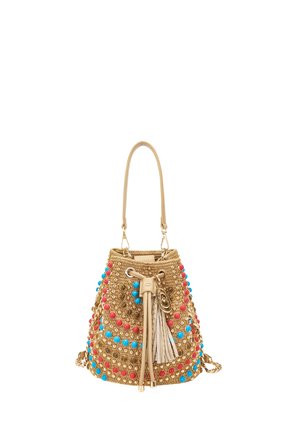 Beige bucketbag met leren band, versierd met rode, blauwe en gouden studs en voorzien van leren tassels en een gouden ketting.