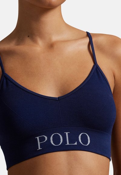 Námořnický žebrovaný bralet s nastavitelnými ramínky a širokým páskem s vyšitým nápisem „POLO“ ve světlé šedé kontrastní barvě. Hladká textura.