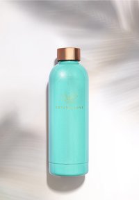 Turquoise metalen waterfles met een gladde, glanzende afwerking, gouden logo en een roségouden dop. Ronde vorm met een lichte glans.