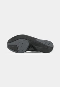 Semelle de chaussure Adizero noire et grise avec caoutchouc Continental, adhérence texturée et trous de ventilation sur fond blanc uni.
