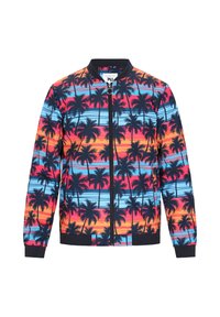 Kleurrijke bomberjack met een palmboompatroon tegen een zonsondergangsgradiënt van roze, oranje en blauw. Zwarte geribde manchetten en zoom.