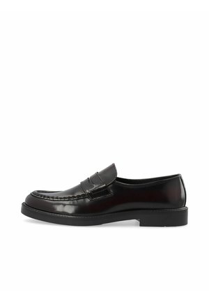 Mocassin homme en cuir noir avec talon bas, détail sangle penny et coutures le long de l’avant et des côtés sur fond blanc.