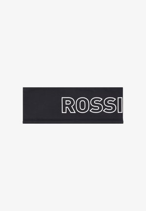Schwarzes Stoffstirnband mit großen weißen Umrissbuchstaben, die auf einer Seite teilweise sichtbar "ROSSI" buchstabieren.