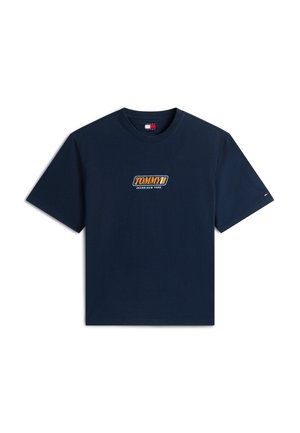 Marineblaues T-Shirt mit kurzen Ärmeln und dem "TOMMY JEANS NEW YORK" Logo in Orange und Weiß, zentriert auf der Brust, sowie einer kleinen Flagge am linken Ärmel.
