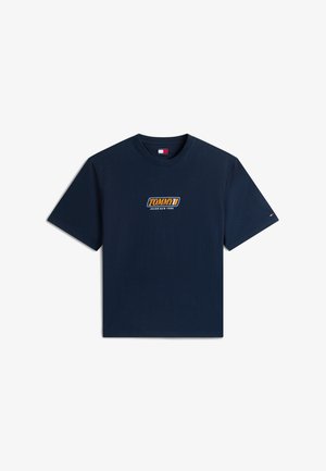 Marineblaues T-Shirt mit kurzen Ärmeln und dem "TOMMY JEANS NEW YORK" Logo in Orange und Weiß, zentriert auf der Brust, sowie einer kleinen Flagge am linken Ärmel.