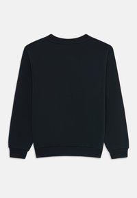 Svart langermet hettegenser med ribbestrikkede mansjetter, nederkant og halslinning, vist fra baksiden på en ensfarget hvit bakgrunn.