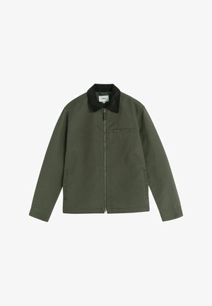 Olijfgroene jas met een zwarte corduroy kraag, ritsluiting en een borstzak; gemaakt van een duurzaam materiaal; voorzien van lange mouwen.