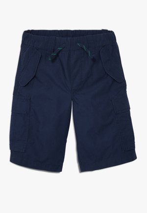 Granatowe szorty cargo do kolan z elastycznym pasem, zielono-paskowym sznurkiem oraz kieszeniami z klapkami po bokach i na udach.