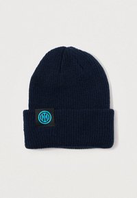 Gorro de malha azul marinho feito de tecido macio, com um punho dobrado e um patch preto com um logótipo circular em verde-água.