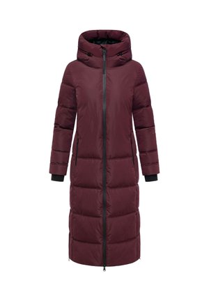 Ilgas bordo spalvos pūkuotas paltas su aukšta apykakle, gobtuvu, ilgu užtrauktuku ir juodais akcentais. Yra šoninės kišenės ir rastų rankogalių detalės.