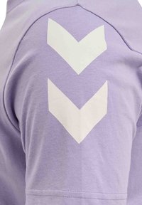 Hummel LEGACY CHEVRON  - T-shirts print - heirloom lilac