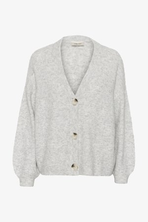 Svijetlosivi pleteni kardigan s V-izrezom, tri velika gumba, širokim rukavima i mekanom teksturom, s nešto prevelikim krojem.