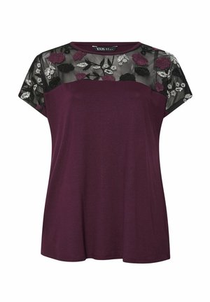 T-shirt à manches courtes avec un corps bordeaux et une partie supérieure en mesh noir, ornée de broderies florales en violet, blanc et noir. Tissu doux, coupe décontractée.