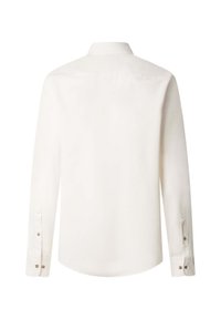 Camisa blanca de manga larga con collar, de textura suave y puños abotonados. Presenta un dobladillo curvado y un sutil detalle de costura en la parte posterior.