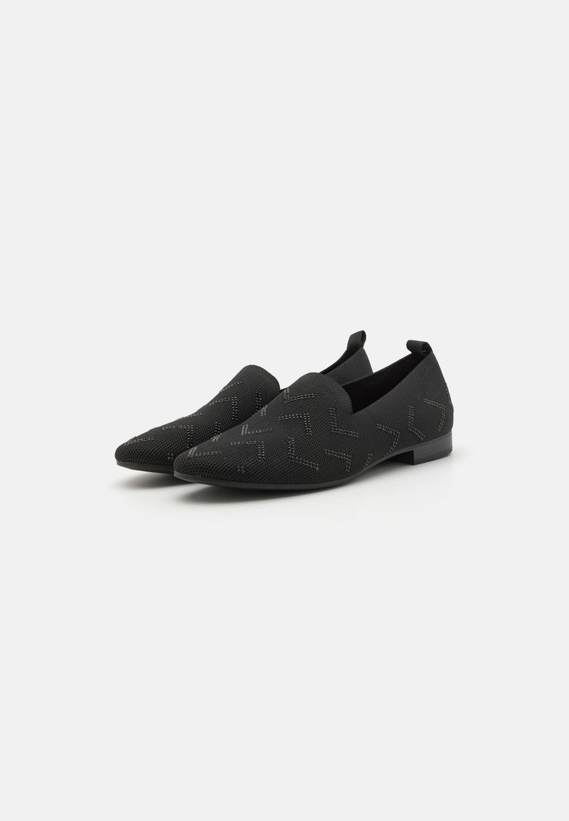 Czarne buty wsuwane z teksturowanej tkaniny, z wydłużonym noskiem i zygzakowatym wzorem. Niski obcas z jednolitą czarną podeszwą.