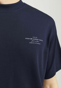 Jack & Jones PREMIUM JPRBLACHAD BRANDING CREW NECK TEE - Printtipaita - night sky