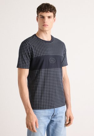 Navy Baumwoll-T-Shirt mit einem Gittermuster im oberen Bereich und einem einfarbigen navyfarbenen Mittelteil; Rundhalsausschnitt; kleines Logo auf der Brust.