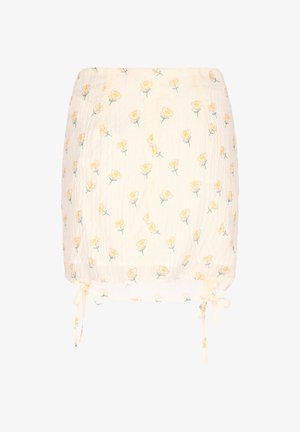Kremowa mini spódniczka z małym wzorem żółtych róż, teksturowaną tkaniną i regulowanymi sznureczkami u dołu po obu stronach.