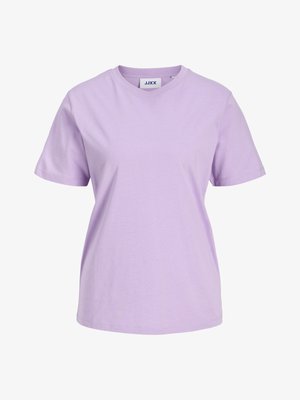 Īsām piedurknēm lavandas krāsas T-krekls ar apaļu kakla izgriezumu, vaļīga piegriezuma, vienkārša dizaina un mazu redzamu zīmola etiķeti apkakles iekšpusē.