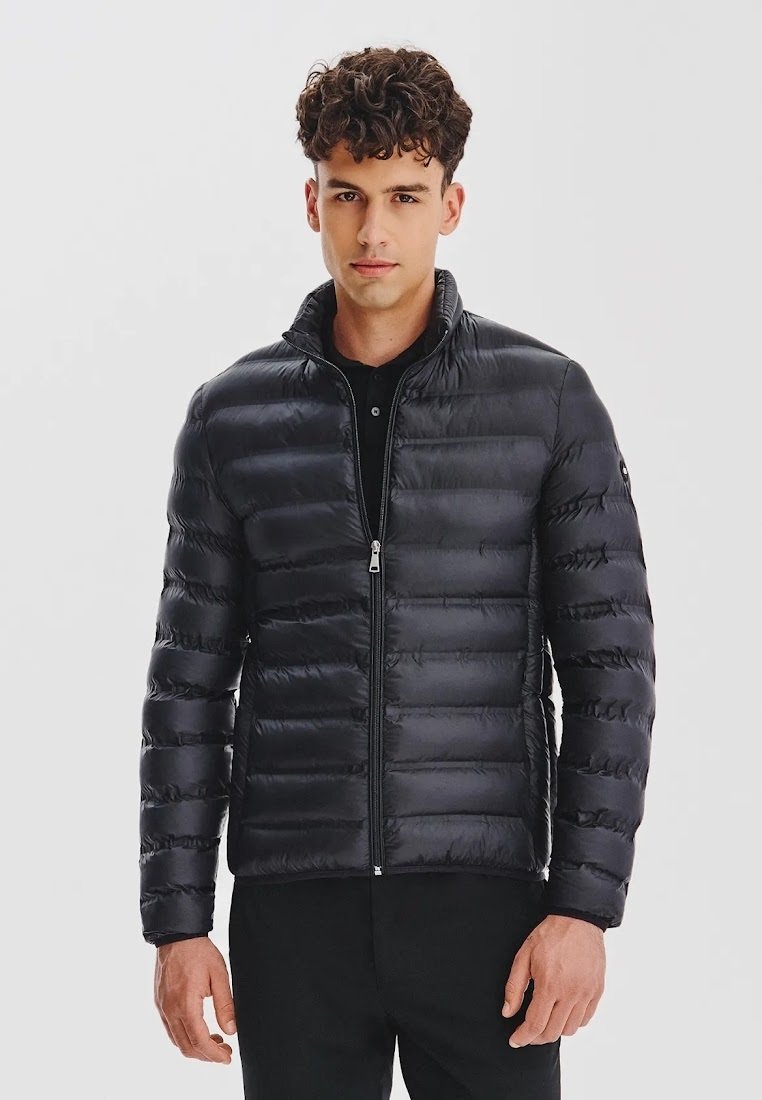 Czarna kurtka puchowa z wysokim kołnierzem, poziomym wzorem pikowania i pełnym zamkiem z przodu. Wykonana z błyszczącego materiału syntetycznego, o lekkiej teksturze.