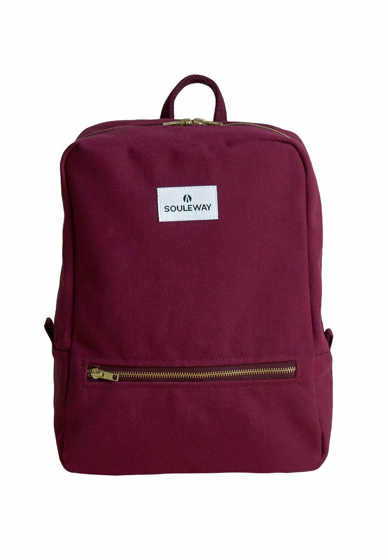 Mochila burdeos con un diseño clásico, hecha de tela texturizada. Cuenta con un bolsillo frontal con cremallera y un asa superior para llevarla.
