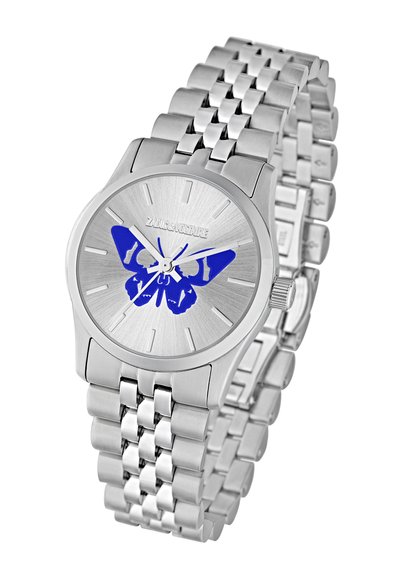 Strieborné nerezové hodinky s brúseným strieborným ciferníkom, modrým motýlím vzorom, jasnými hodinovými značkami a lešteným kovovým remienkom.