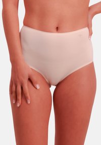 Majtki z wysokim stanem, bezszwowe w jasnobeżowym kolorze. Wykonane z gładkiej tkaniny, charakteryzują się miękką teksturą i minimalną ilością szwów dla komfortu.