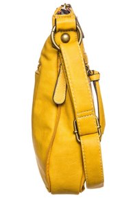 Borsa a spalla gialla in pelle con una texture liscia, zip laterale, tracolla regolabile e accentuazioni in ottone prominenti.