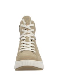Beige hoge sneakers van suède, met witte veters en een bontafwerking aan de bovenkant. Voorzien van zilveren hardware en een textuur witte zool.