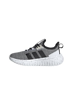 Schwarz-grauer gestrickter Sportschuh mit drei schwarzen Streifen, weiß gesprenkelter Sohle und schwarzen Schnürsenkeln auf weißem Hintergrund.