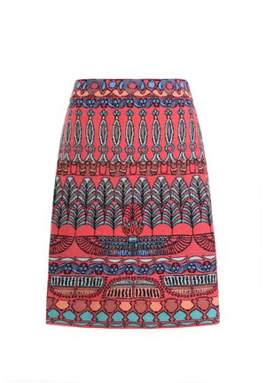 Mini-jupe colorée avec des motifs complexes en rose, turquoise et bleu, dotée d'un tissu texturé et de motifs décoratifs sur l'ensemble.