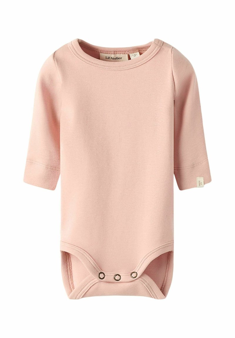 Jasnoróżowy niemowlęcy body z długim rękawem, z trzema zapięciami na napy na dole oraz miękkim, okrągłym dekoltem, z małą metką marki.
