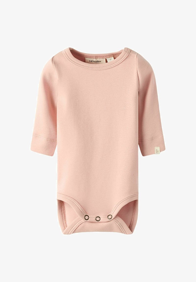 Jasnoróżowy niemowlęcy body z długim rękawem, z trzema zapięciami na napy na dole oraz miękkim, okrągłym dekoltem, z małą metką marki.