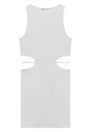 Robe blanche moulante sans manches avec découpes latérales reliées par de fines bretelles horizontales, encolure ronde et tissu lisse.