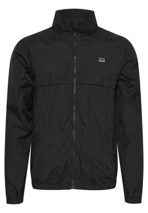 Juodas lengvas užtrauktukas striukė su aukštu apykakle, elastingomis rankogaliais ir mažu logotipu kairėje krūtinės pusėje. Lygus, vandeniui atsparus audinys.