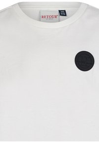 T-shirt bianco in cotone con collo a giro, con una toppa logo circolare nera sul lato sinistro del petto e un'etichetta all'interno del collo.